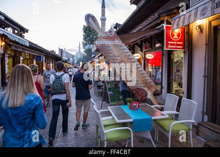 Restaurant burek laminé plat à Bascarsija quartier historique de Sarajevo, Bosnie-Herzégovine Banque D'Images