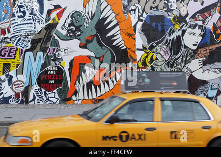Un jaune New York City taxi drives est au-delà de l'art par Faile sur la paroi murale Bowery à New York City Banque D'Images