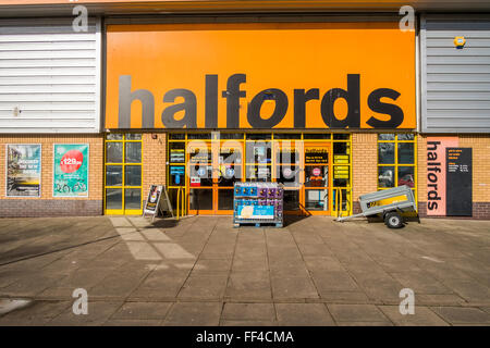 Halford Superstore dans l'unité 3, Passage Enham Retail Park, Andover, Hampshire, SP10 4DU Royaume-Uni Banque D'Images