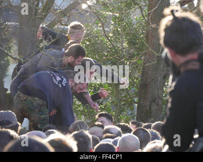 Ashbourne, Derbyshire, Royaume-Uni. 10 Février, 2016. Match de football du mercredi des cendres qui est le deuxième jour de la Gendarmerie royale Le Mardi Gras Football Match à Ashbourne, dans le Derbyshire 2016 Le Royal Football Mardi Gras dispose de la match de football non classique qui se joue sur deux périodes de huit heures sur le mardi gras Mardi & Mercredi des Cendres. Les poteaux de but 3 milles dans la rivière qui sépare le Nord et le Sud de la moitié de la ville de Derbyshire. De : Doug Blane/Alamy Live News Banque D'Images