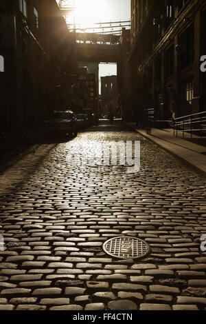 Les pavés, le long de la rue Plymouth dans DUMBO Brooklyn au coucher du soleil Banque D'Images