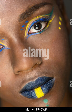Jeune femme africaine portant un make-up Banque D'Images