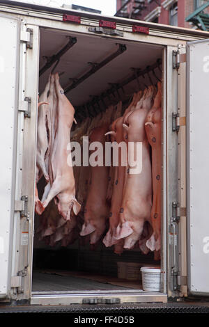 La livraison par camion de porcs vers une New York Chinatown restaurant sur Mott Street Banque D'Images