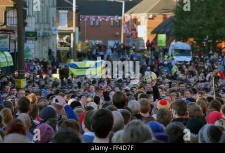 Ashbourne, Derbyshire, Royaume-Uni. 10 Février, 2016. Match de football du mercredi des cendres qui est le deuxième jour de la Gendarmerie royale Le Mardi Gras Football Match à Ashbourne, dans le Derbyshire 2016 Le Royal Football Mardi Gras dispose de la match de football non classique qui se joue sur deux périodes de huit heures sur le mardi gras Mardi & Mercredi des Cendres. Les poteaux de but 3 milles dans la rivière qui sépare le Nord et le Sud de la moitié de la ville de Derbyshire. Parc national de Peak District Banque D'Images