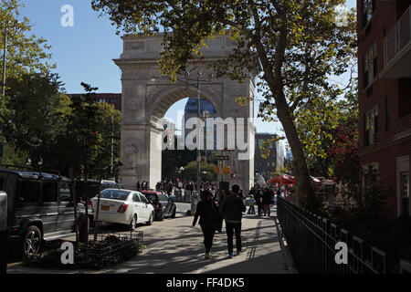 Les gens à pied vers le sud dans la Cinquième Avenue Washington Square Park sur une chaude journée d'automne Banque D'Images