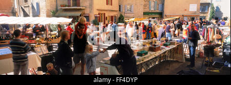 Image panoramique de marchés en plein air, shopping et restaurants à l'ancienne ville de Sarlat en Dordogne France Banque D'Images