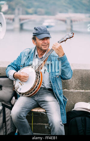 Prague, République tchèque - Le 10 octobre 2014 : Rue des chansons de jazz au musicien ambulant le Pont Charles à Prague. La rue est légal Banque D'Images