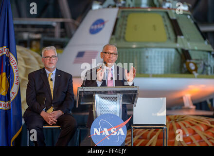 L'administrateur de la NASA Charles Bolden pendant l'état de l'adresse de la NASA au NASA Langley Research Center en tant que directeur Dave Bowles ressemble le 9 février 2016 à Hampton, en Virginie. Banque D'Images