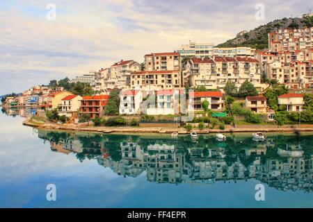 La belle réflexion d'un petit village de l'Europe dans le silent morning bay. Neum en Bosnie-Herzégovine. Le silence de l'eau. Banque D'Images