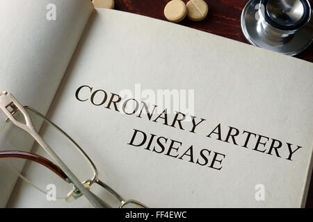 Réservez avec le diagnostic de coronaropathie et de pilules. Concept médical. Banque D'Images