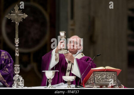 Cité du Vatican, Vatican. 10 fév, 2016. Pape Francis dirige le mercredi des cendres la messe dans la Basilique Saint-Pierre au Vatican. Le mercredi des Cendres marque le début du Carême, une période de 40 jours de prière et de renoncement à soi-même jusqu'à Pâques. Credit : Giuseppe Ciccia/Pacific Press/Alamy Live News Banque D'Images