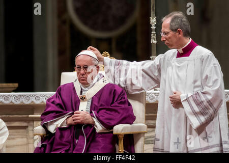 Cité du Vatican, Vatican. 10 fév, 2016. Pape Francis dirige le mercredi des cendres la messe dans la Basilique Saint-Pierre au Vatican. Le mercredi des Cendres marque le début du Carême, une période de 40 jours de prière et de renoncement à soi-même jusqu'à Pâques. Credit : Giuseppe Ciccia/Pacific Press/Alamy Live News Banque D'Images