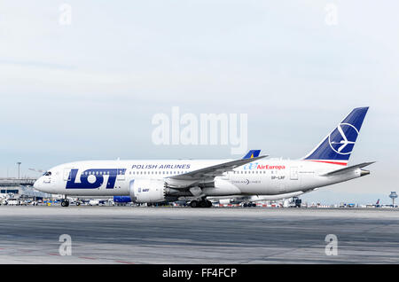 Boeing 787-8 Dreamliner -Avions- de -beaucoup-, la compagnie aérienne est de venir au parking, après qu'il a atterri à l'aéroport de Madrid Banque D'Images