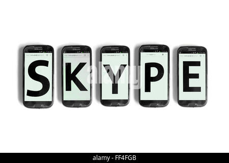 Écrit Skype sur les écrans de smartphones photographié sur un fond blanc. Banque D'Images