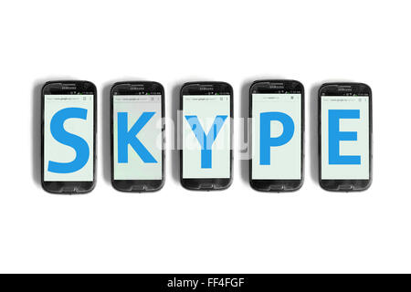 Écrit Skype sur les écrans de smartphones photographié sur un fond blanc. Banque D'Images