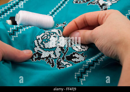 Broderie à la main à partir de tissus produits avec des fils blanc et noir motif floral Banque D'Images