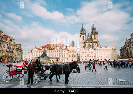 Prague, République tchèque - Le 13 octobre 2014 : Old-fashioned Coach et cocher, sur la place de la Vieille Ville Banque D'Images