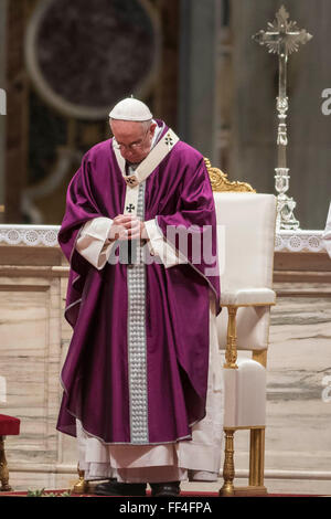 Cité du Vatican, Vatican. 10 fév, 2016. Pape Francis dirige le mercredi des cendres la messe dans la Basilique Saint-Pierre au Vatican. Le mercredi des Cendres marque le début du Carême, une période de 40 jours de prière et de renoncement à soi-même jusqu'à Pâques. Credit : Giuseppe Ciccia/Pacific Press/Alamy Live News Banque D'Images