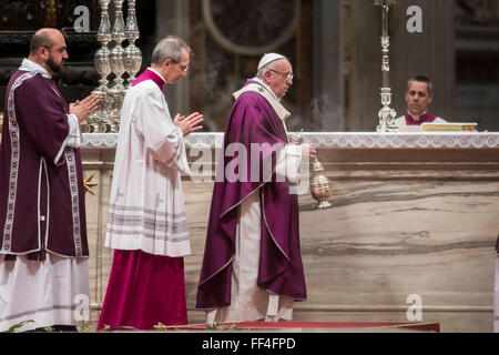 Cité du Vatican, Vatican. 10 fév, 2016. Pape Francis dirige le mercredi des cendres la messe dans la Basilique Saint-Pierre au Vatican. Le mercredi des Cendres marque le début du Carême, une période de 40 jours de prière et de renoncement à soi-même jusqu'à Pâques. Credit : Giuseppe Ciccia/Pacific Press/Alamy Live News Banque D'Images