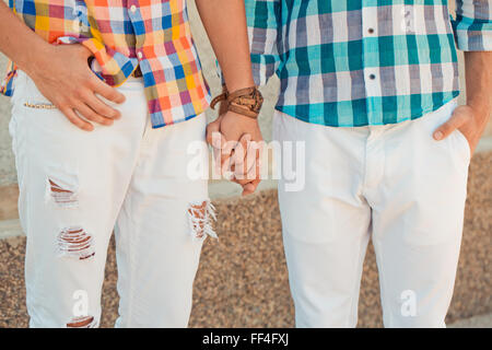 Deux amis en été clothes holding hands Banque D'Images