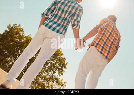 Deux amis en été clothes holding hands Banque D'Images