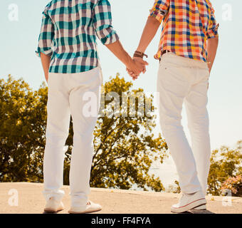 Deux amis en été clothes holding hands Banque D'Images