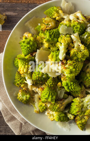 Vert bio Romanesco cuits au four avec du fromage et le poivre Banque D'Images