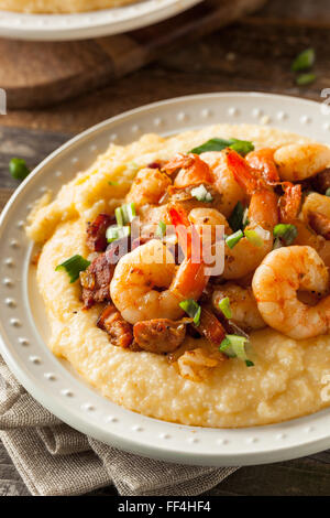 Des crevettes et Grits avec porc et cheddar Banque D'Images