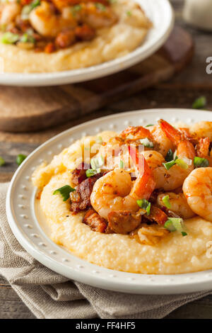 Des crevettes et Grits avec porc et cheddar Banque D'Images