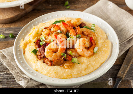 Des crevettes et Grits avec porc et cheddar Banque D'Images