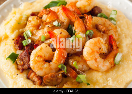 Des crevettes et Grits avec porc et cheddar Banque D'Images