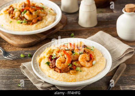 Des crevettes et Grits avec porc et cheddar Banque D'Images