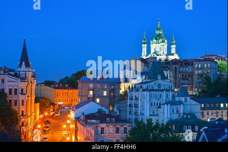 Kiev, Ukraine. Belle Vue de nuit de la rue antique Andrew's Descent et l'Eglise de Saint-andré de la colline du château en K Banque D'Images