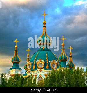 Dômes dorés de Saint Andrew's Church à Kiev contre le ciel dramatique. La capitale de l'Ukraine - Kiev. Banque D'Images