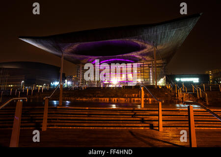 Bâtiment de l'Assemblée Nationale Gouvernement gallois,le Senedd, la nuit. Banque D'Images