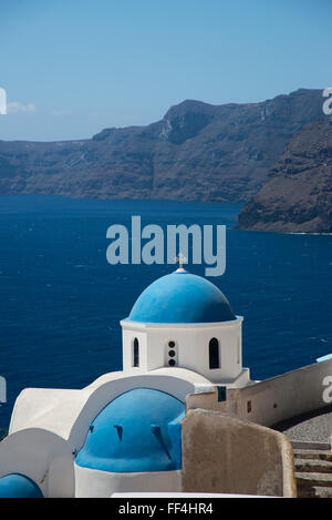 Église blanche avec chapelle bleue et sur la mer à Santorini Grèce Banque D'Images