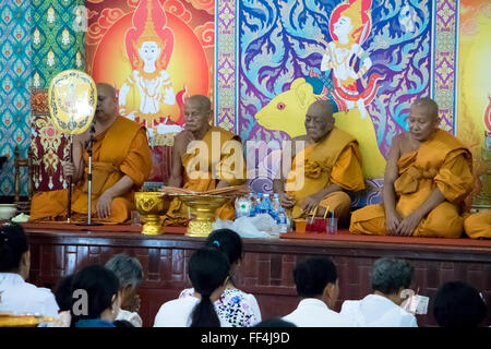 Rituel de moines bouddhistes dans le monastère - Wat Khru Nok Banque D'Images