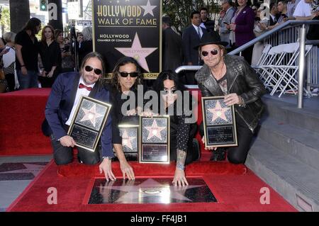 Los Angeles, CA, USA. 10 fév, 2016. Sergio Vallin, Juan Calleros, Alex Gonzalez, Fher Olvera à la cérémonie d'intronisation pour l'étoile sur le Hollywood Walk of Fame pour MANA Rock Band, Hollywood Boulevard, Los Angeles, CA 10 février 2016. Crédit : Michael Germana/Everett Collection/Alamy Live News Banque D'Images