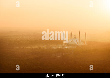 La Mosquée Shah Faisal au coucher du soleil vue depuis les collines de Margalla à Islamabad, Pakistan. Banque D'Images