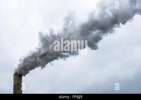 La fumée d'une cheminée à l'usine en port de Rotterdam Banque D'Images