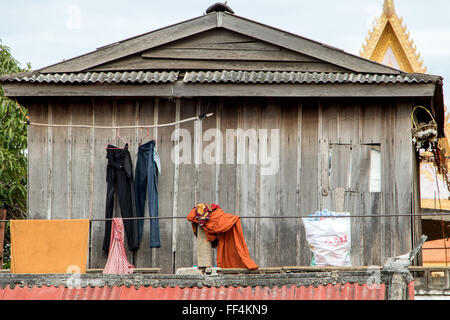 Vêtements civils avec une robe de moine jeux sur le toit de l'appartement à un temple bouddhiste Banque D'Images