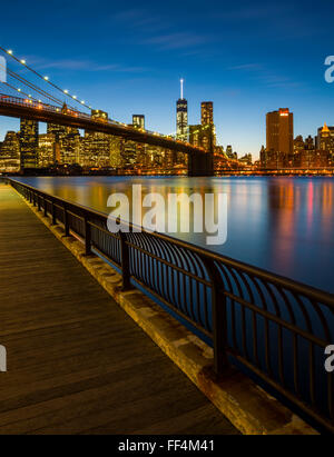 En regardant vers le sud de Manhattan et Brooklyn Pont sur l'East River à partir de Brooklyn au crépuscule, New York City, New York, USA Banque D'Images