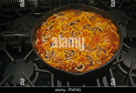 Pan Pizza dans une poêle en fonte Banque D'Images