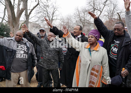 Washington, District de Columbia, Etats-Unis. 3, 2016. Les participants à la Veillée organisée par le Réseau national d'action s'étendre leurs mains comme ils prient près du Rayburn House Office Building où la crise de l'eau avec des audiences du Congrès ont eu lieu. © Joel Plummer/ZUMA/Alamy Fil Live News Banque D'Images