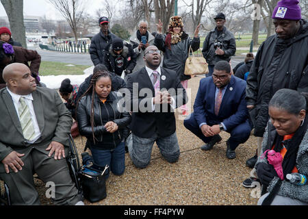 Washington, District de Columbia, Etats-Unis. 3, 2016. Les participants à la Veillée organisée par le Réseau national d'action s'agenouiller en prière près de la Rayburn House Office Building où la crise de l'eau avec des audiences du Congrès ont eu lieu. © Joel Plummer/ZUMA/Alamy Fil Live News Banque D'Images