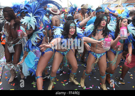 Port of Spain, Trinidad. 9 Février, 2016. Les membres de la bande 'Jardin Secret' présenté par Bliss effectuer pendant le défilé des bandes dans le Socadrome dans le cadre de la Trinité-et-Tobago Carnival le 09 février 2016 à Port of Spain, Trinidad. Credit : SEAN DRAKES/Alamy Live News Banque D'Images