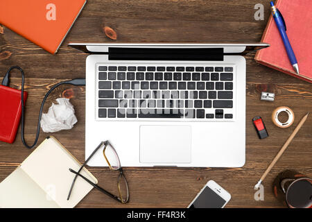 Mélange de fournitures de bureau et des gadgets sur un bureau en bois, vue de dessus d'arrière-plan Banque D'Images