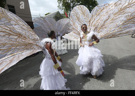 Port of Spain, Trinidad. 9 Février, 2016. Membres du groupe 'Demande de Shangri-La", présenté par K2K Alliance & Partenaires effectuer sur l'Avenue Victoria pendant le défilé des bandes dans le cadre de la Trinité-et-Tobago Carnival le 09 février 2016 à Port of Spain, Trinidad. Credit : SEAN DRAKES/Alamy Live News Banque D'Images