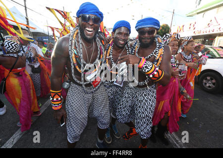 Port of Spain, Trinidad. 9 Février, 2016. Les membres de la bande 'La Tribu perdue", présenté par la tribu, effectuer pendant le défilé des bandes sur Ariapita Road dans le cadre de la Trinité-et-Tobago Carnival le 09 février 2016 à Port of Spain, Trinidad. Credit : SEAN DRAKES/Alamy Live News Banque D'Images