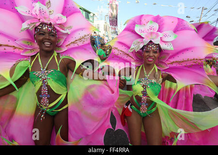 Port of Spain, Trinidad. 9 Février, 2016. Les membres de la bande 'La Tribu perdue", présenté par la tribu, effectuer pendant le défilé des bandes sur Ariapita Road dans le cadre de la Trinité-et-Tobago Carnival le 09 février 2016 à Port of Spain, Trinidad. Credit : SEAN DRAKES/Alamy Live News Banque D'Images